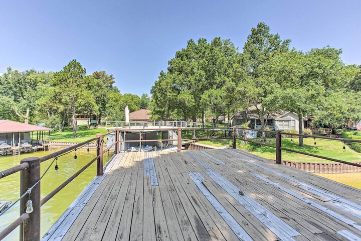 Tool Waterfront Home w / Hot Tub & Fire Pit!