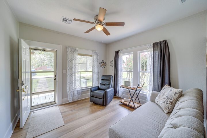 Walk to Lake Parks & Dining: Eufala Family Home!
