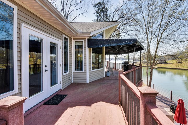 Waterfront Getaway w / Fire Pit + Game Room!