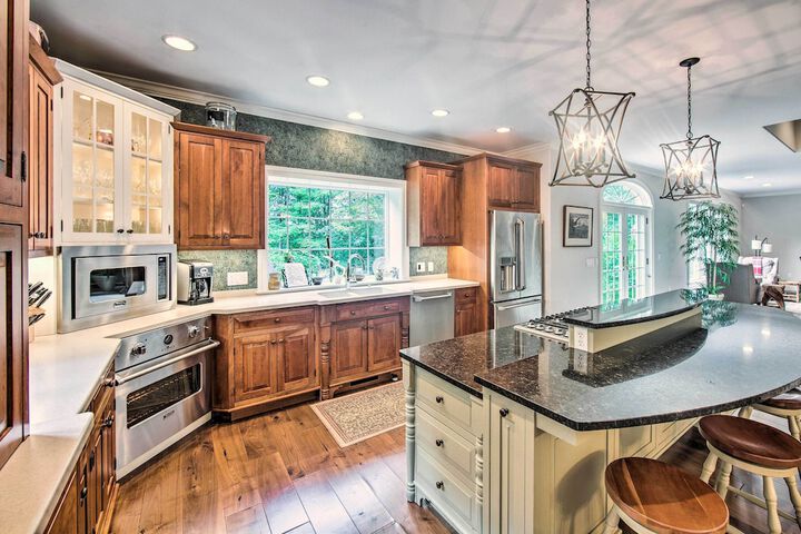Extravagant Atglen Manor w / Private 60-acre Land!