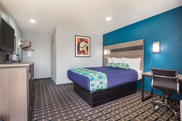 Room 13 of 32
