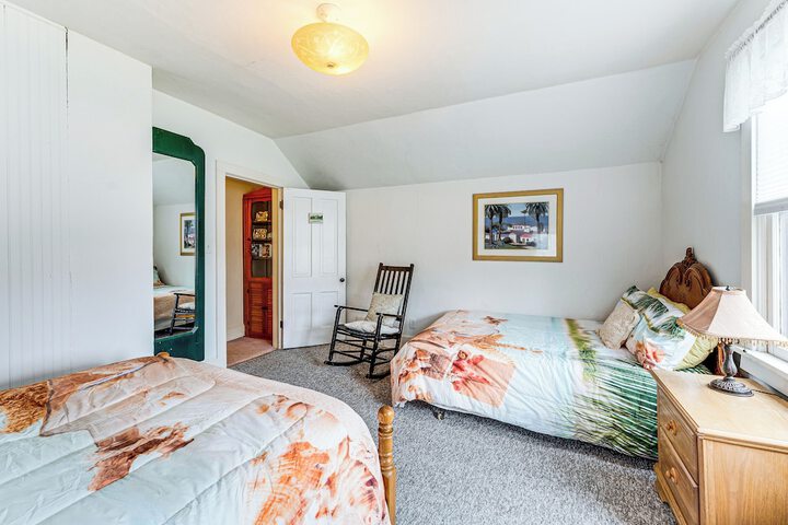 Twin Lakes Cottage: Walk to Elizabeth Lake!