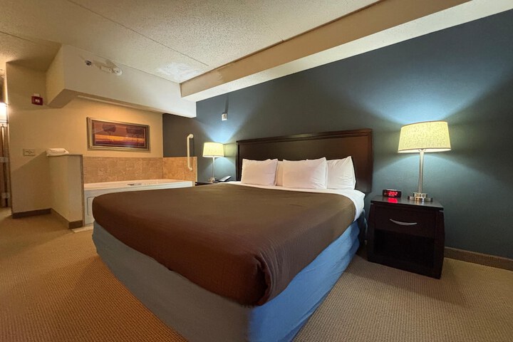 AmericInn by Wyndham Monmouth