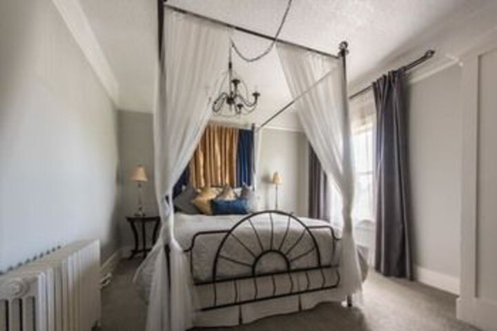 Oak Bay Guest House Bed & Breakfast