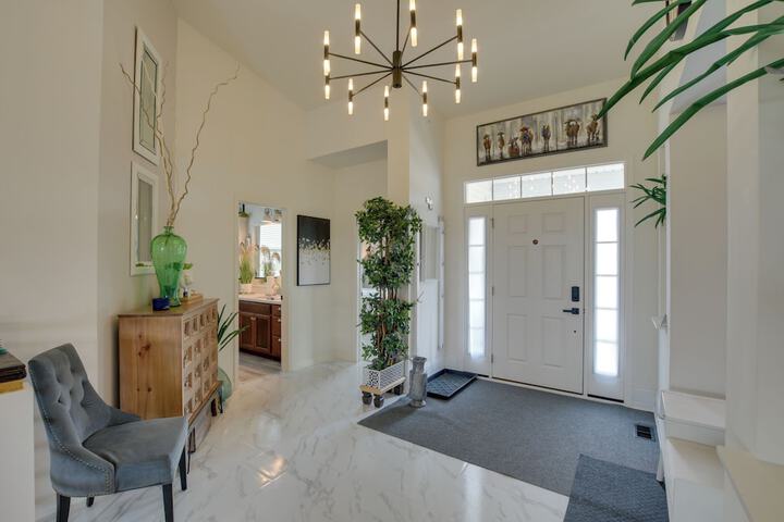 Spacious Waterfront Yorkville Getaway w / Yard