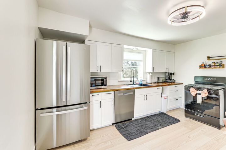 3 Mi to Downtown Youngstown: Apt w / Deck!