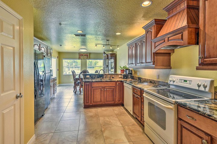 Cozy Coastal Retreat w / Grill 5 Mi to Beach