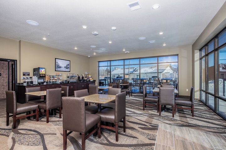 Cobblestone Hotel & Suites - Waukesha / West Milwaukee