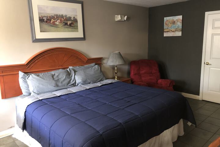 Room 17 of 28