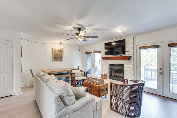 Inviting Home w / Golf Course View in Diamondhead!