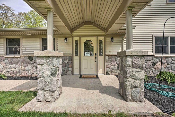 Pet-friendly Grass Lake Retreat w / Game Room!