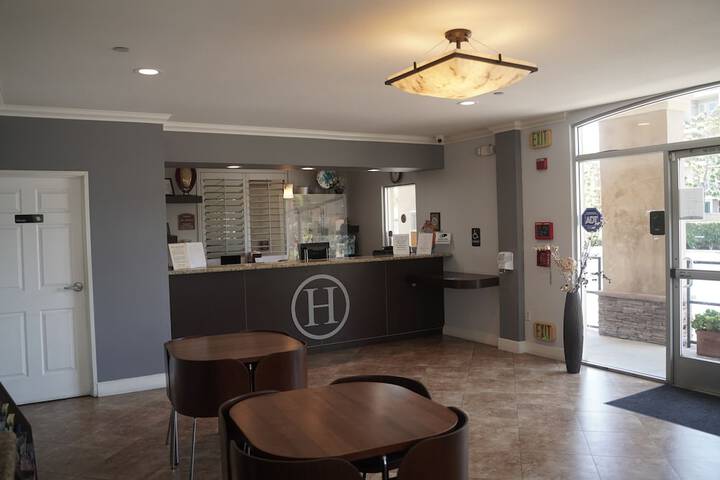 Harbor Inn & Suites