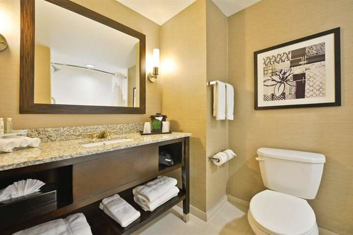 Holiday Inn Express & Suites Utica by IHG