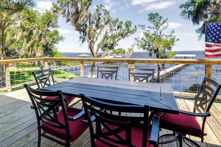Renovated Crescent Lake Escape w / Waterfront Deck!