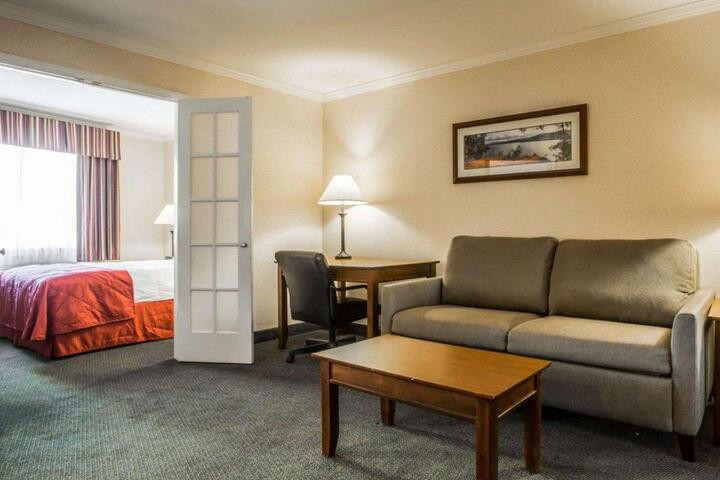 Clarion Inn & Suites at the Outlets of Lake George