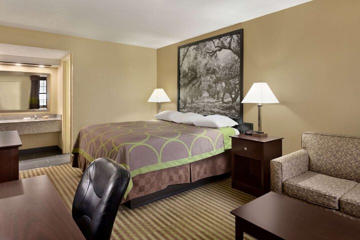 Room 10 of 14