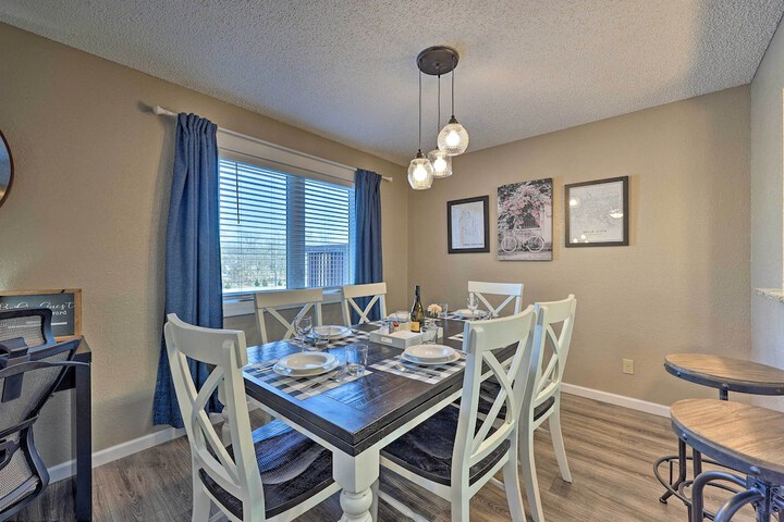 Bella Vista Home w / Deck + Trails: on Golf Course!