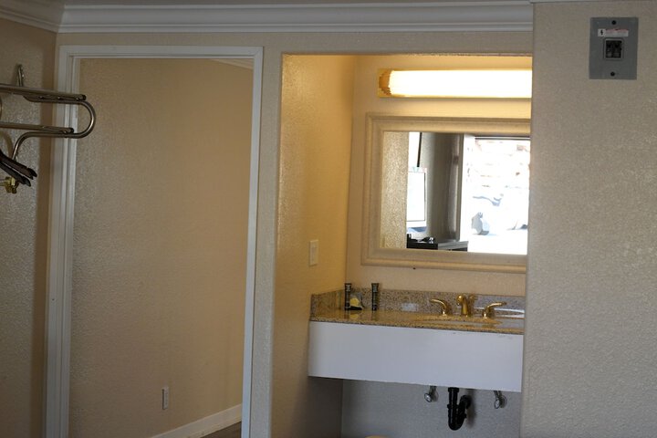 Room 83 of 107