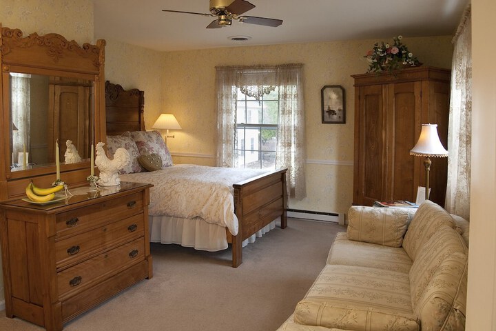 Eagle Harbor Inn