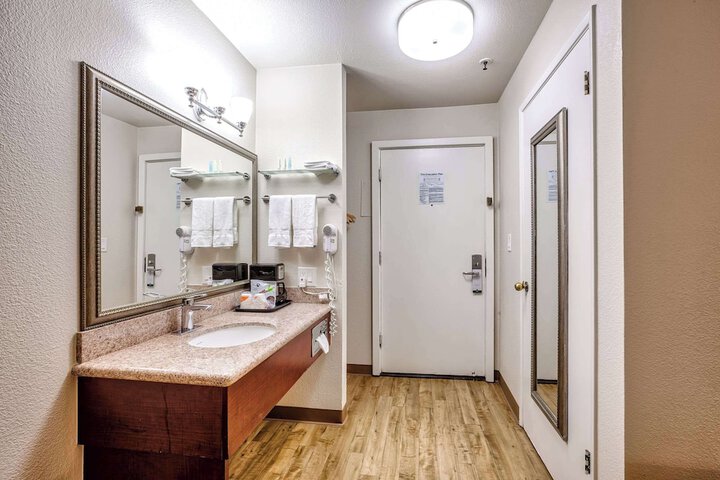 Room 25 of 42