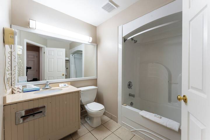 Super 8 by Wyndham Gananoque / Country Squire Resort