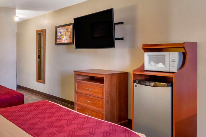 Econo Lodge Inn & Suites