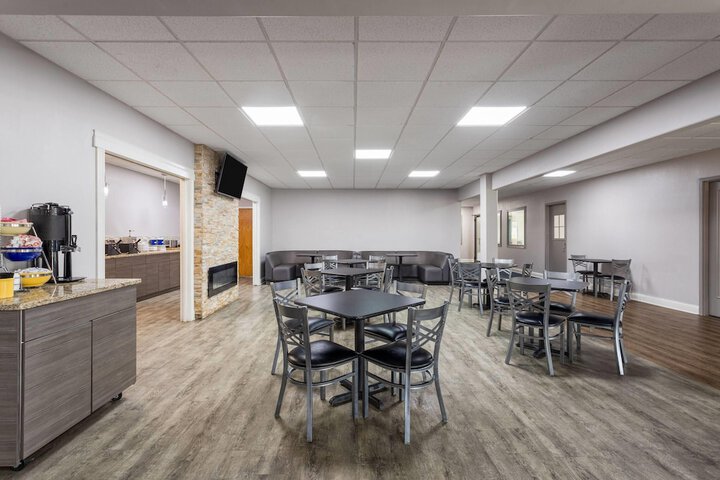 Days Inn and Suites by Wyndham Hammond IN