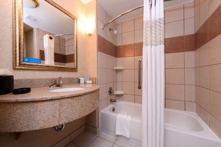 Hampton Inn & Suites Ontario