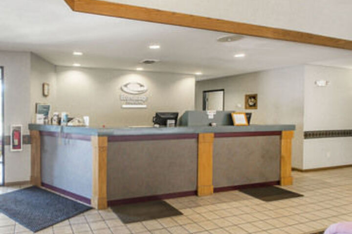 Econo Lodge Inn & Suites