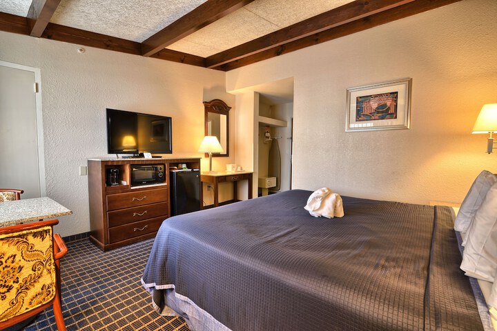 Room 30 of 34