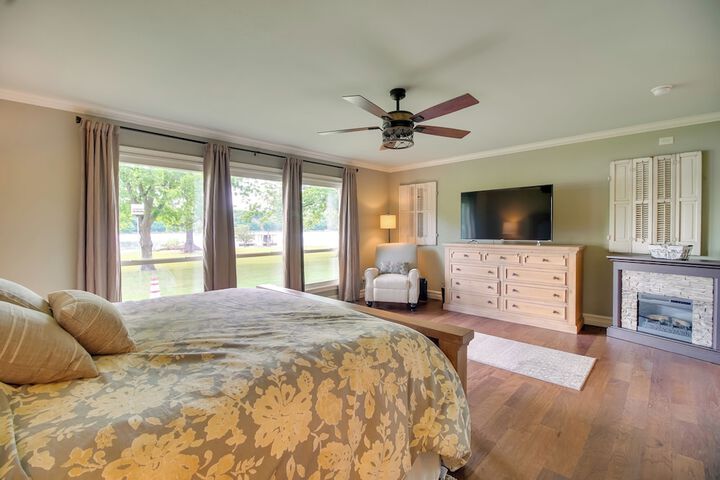 On-site Lake Access: Group Getaway in Afton