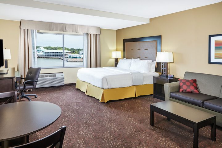 Holiday Inn Express & Suites Sandusky by IHG