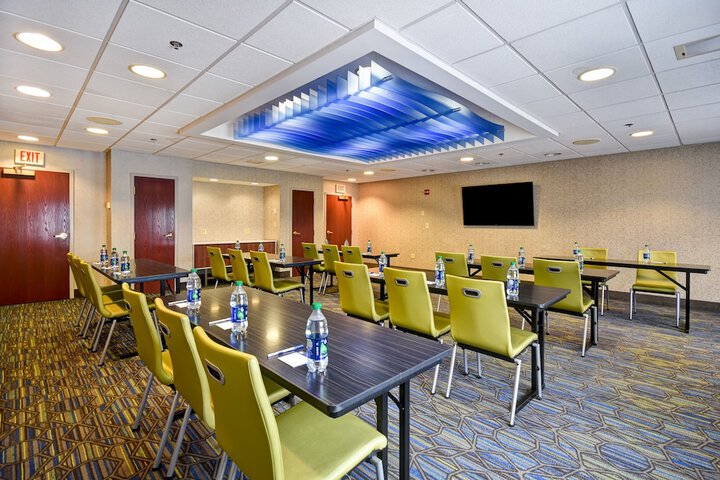 Holiday Inn Express Newport North - Middletown by IHG