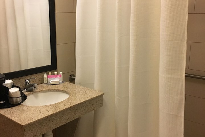 Room 28 of 76
