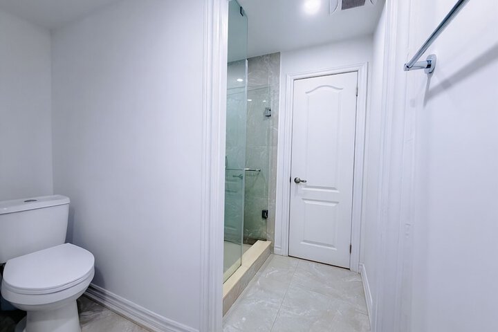 Cozy Rooms in Bright Walkout Suite - Newly Renovated 2026