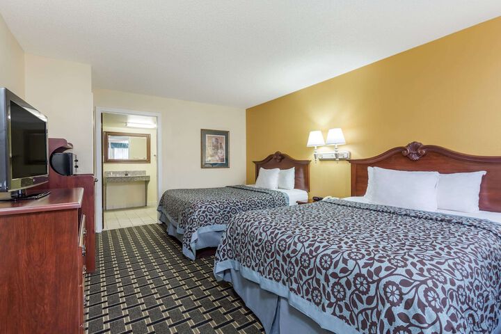 Days Inn & Suites by Wyndham Warner Robins Near Robins AFB