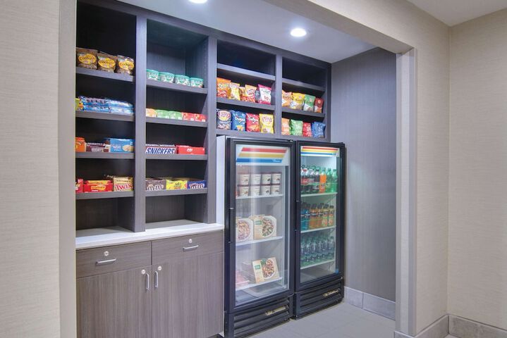 La Quinta Inn & Suites by Wyndham Cleveland Airport West