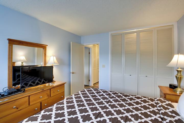 Comfortable Lincoln City Condo w / Patio & Views!