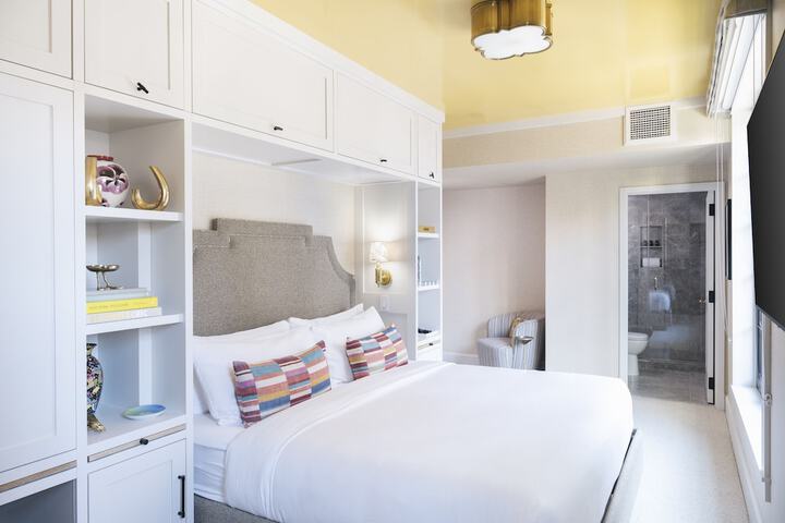 Room 12 of 32