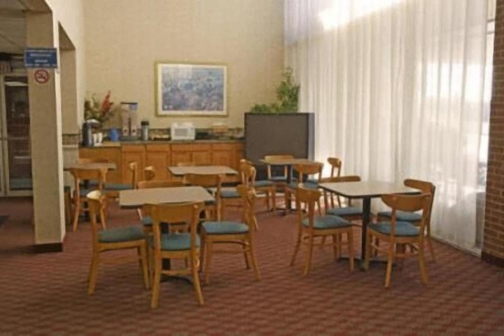 Dining 8 of 11
