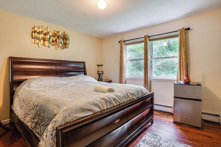 8 Mi to Long Beach: Cozy Apt w / Fenced Yard!