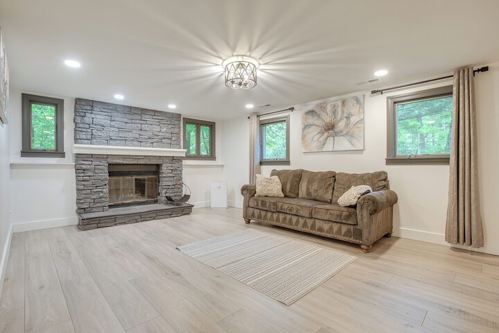 Spacious Riverfront Delaware Home w / Views
