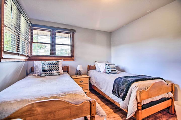 Fenced Yard: Fox River Grove Home Dogs Welcome