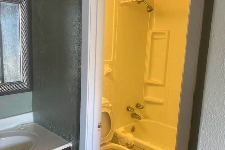 Room 4 of 10