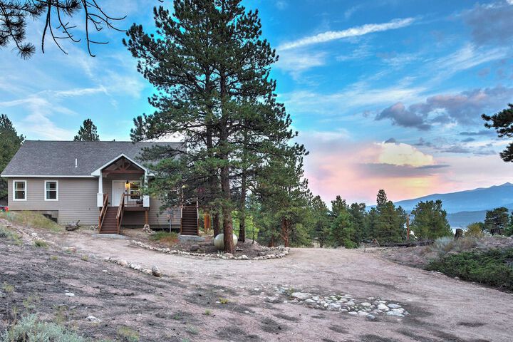 Gorgeous Twin Lakes Home w / Deck Overlooking Mtns!