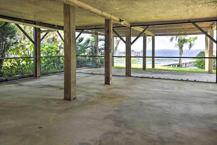 Renovated Crescent Lake Escape w / Waterfront Deck!