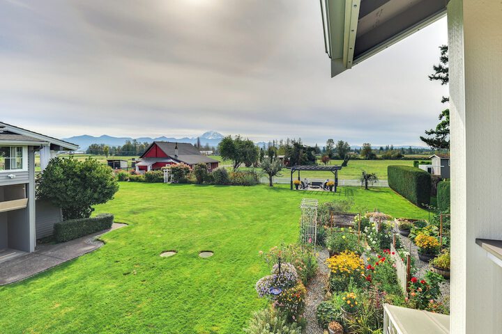 Idyllic Enumclaw Studio w / Mount Rainier Views