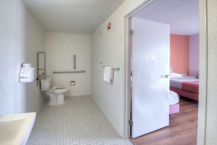 Room 25 of 33