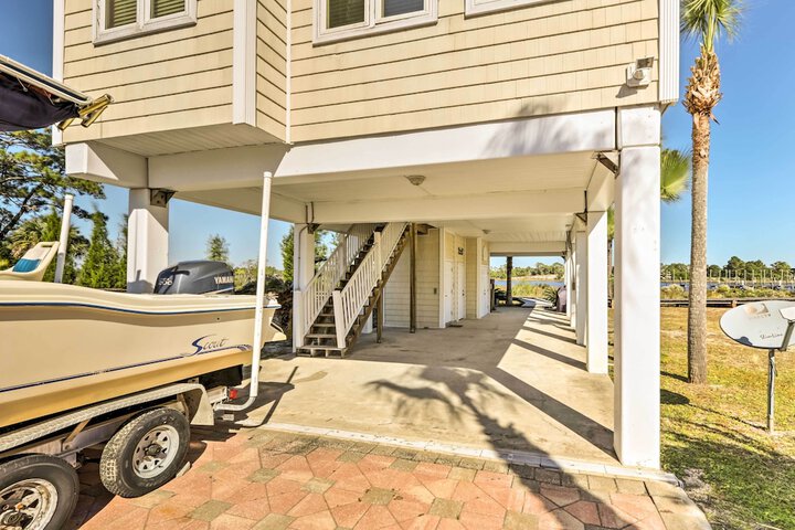 Riverfront Carrabelle Home w / Furnished Patio!