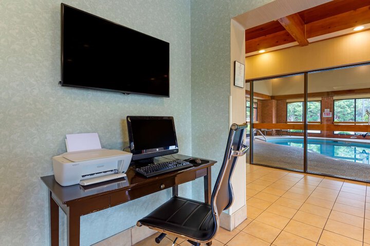Business Center 25 of 25